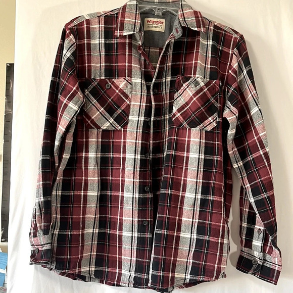 Wrangler Authentic’s Black and Red Plaid Long Sleeve Top Size Small - Picture 1 of 6
